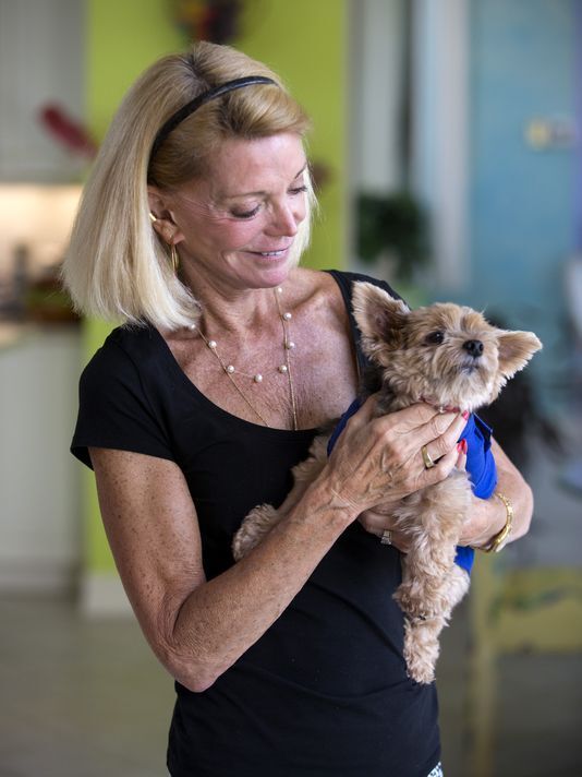 A tutora reencontrou cadela após 8 anos de buscas (Foto: Sarah Holm/Naples Daily News)