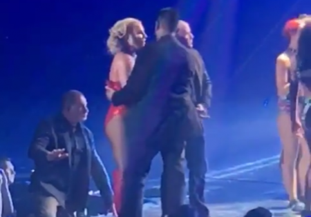 Britney Spears levou um susto ao ter o palco invadido por um fã