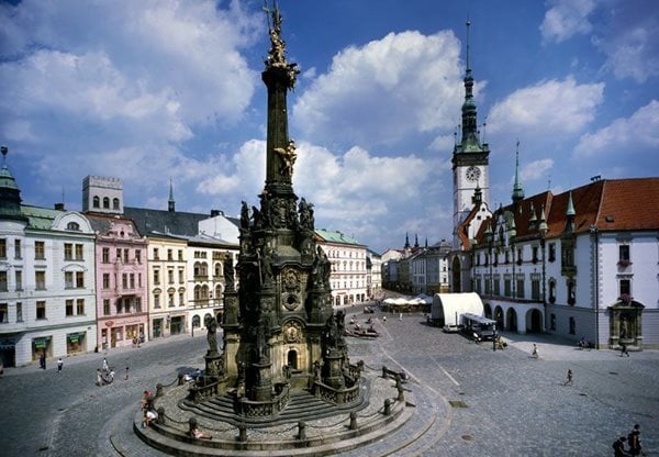 Construída em 1740 ao final da epidemia de peste, a coluna barroca da Santíssima Trindade é decorada com esculturas religiosas da Europa central