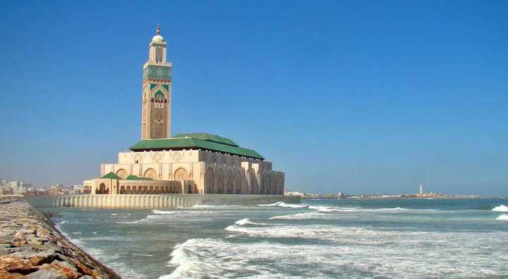 Vista da mesquita Hassan 2º, em Casablanca; a minarete tem 210 metros de altura