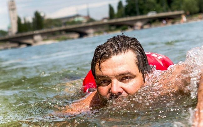Cansado do estresse do trânsito ao trabalho, David nada todos os dias até o escritório