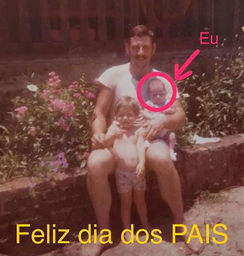  O jornalista postou uma foto antiga ao lado do irmão