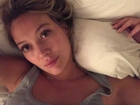 Hilary Duff pediu para mulheres se amarem mais e criticou a mídia em postagem em rede social