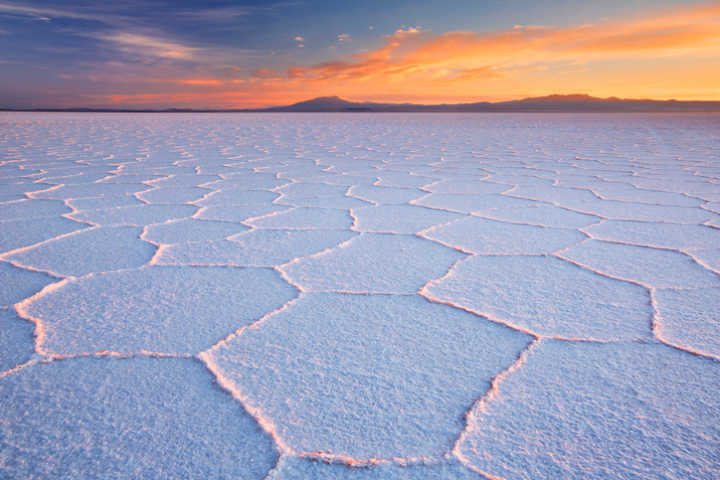 Vista do Salar de Uyuni, o maior deserto de sal do planeta