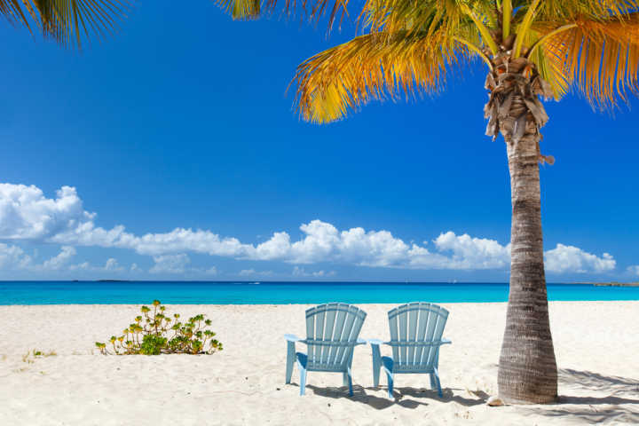 Praia na ilha de Anguilla, no Caribe; ação envolve dois hotéis da região
