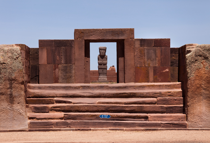 O Templo de Kalasasaya e seus imponentes monólitos de arenito