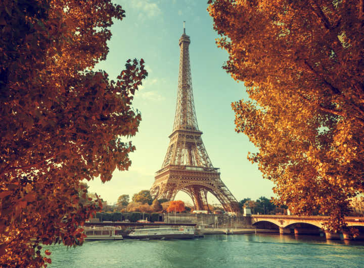 A torre Eiffel, um dos cartões-postais de Paris