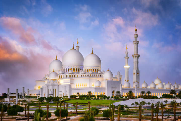 Vista da grande mesquita de mármore de Abu Dhabi; templo é decorado com ouro e cristais