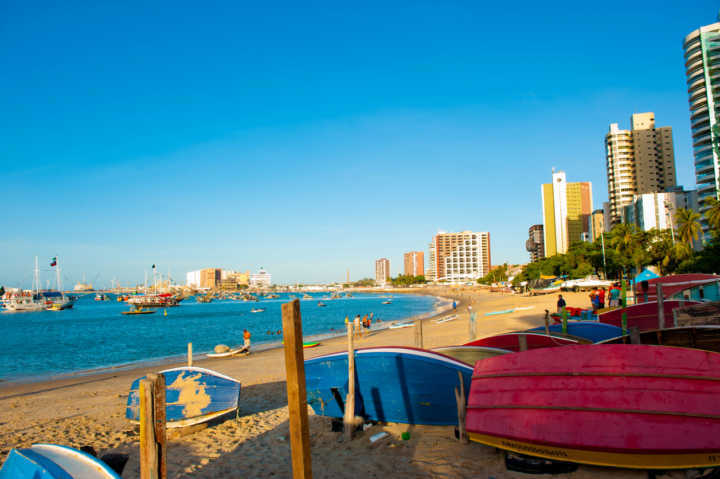 Orla de Fortaleza; vereadores querem taxar sites de hospedagens como o Airbnb