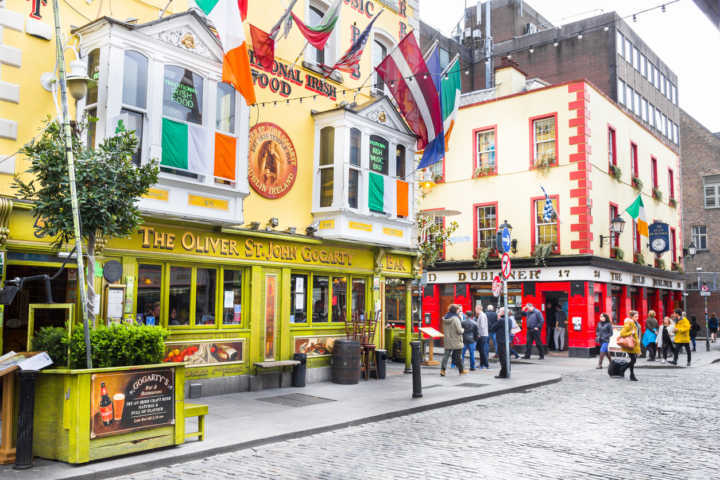 Turista caminham na região de Temple Bar, em Dublin (Irlanda)