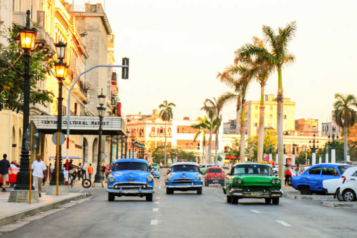 Havana respira história com edifícios coloniais, carros da década de 50 e monumentos da Revolução