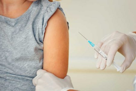 Os municípios que ainda tenham vacinas em seus estoques, com prazo de validade até setembro de 2017, poderão vacinar pessoas desse novo grupo