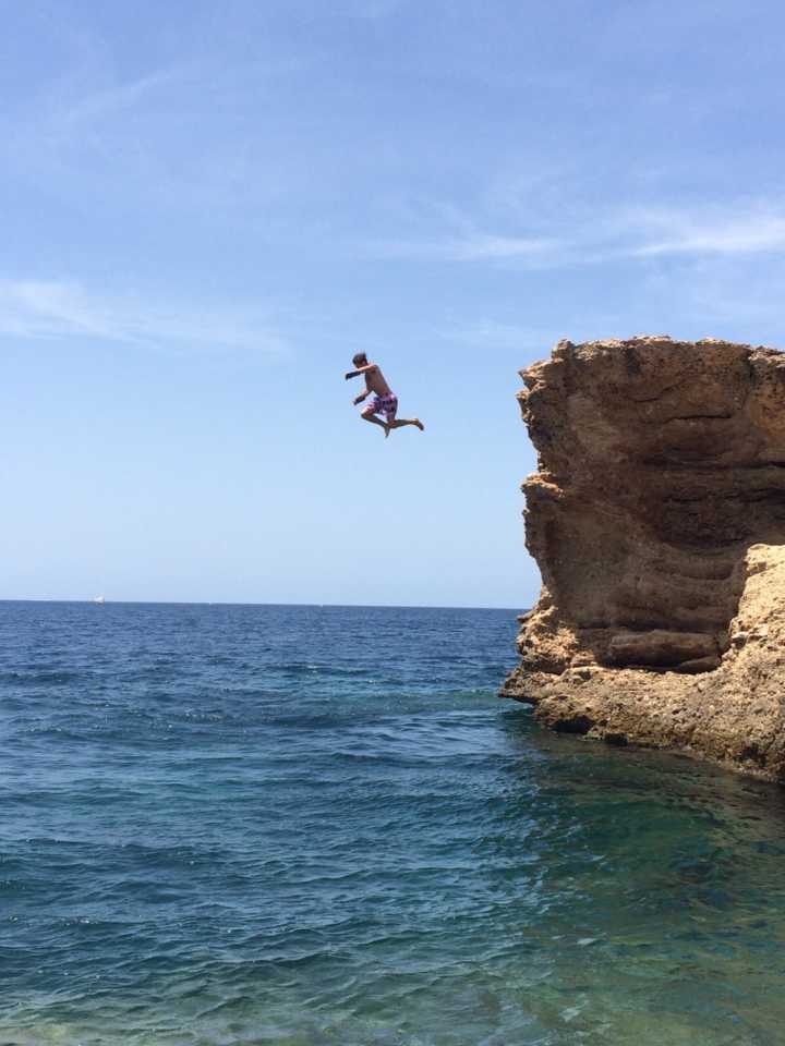 Salto de penhasco em Ibiza