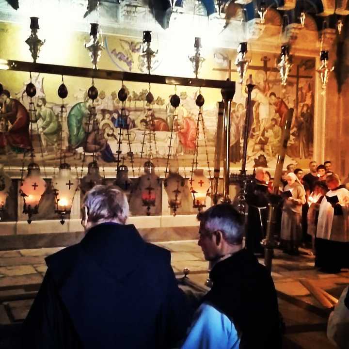 Padres na Igreja do Santo Sepulcro em Jerusalém