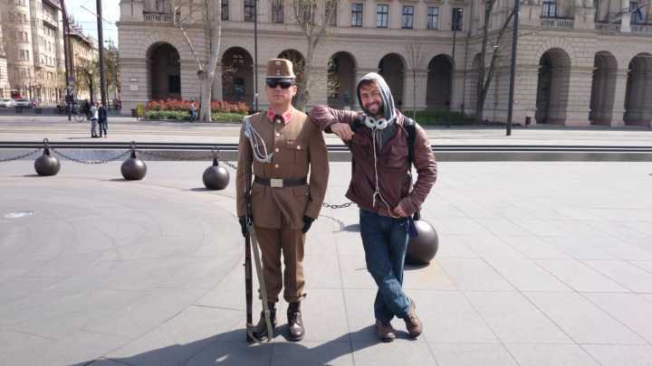 Stefano e guarda da bandeira em Budapeste