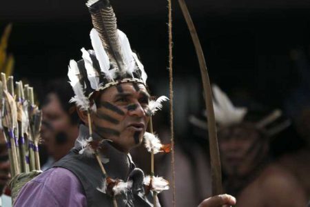 Índios fazem protesto contra a CPI da FUNAI, na Câmara dos Deputados