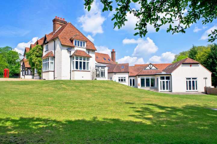 Fachada da mansão do baixista Steve Harris em Essex, na Inglaterra