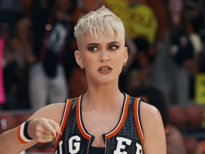 Katy Perry no clipe oficial de “Swish Swish”