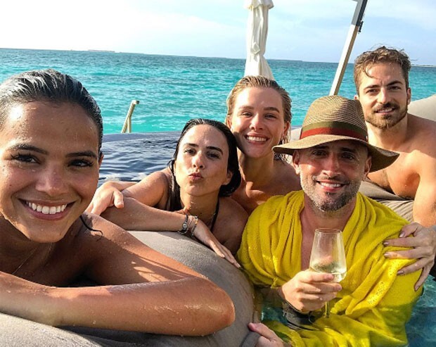 Bruna Marquezine se diverte com Fiorella Mattheis, Paulo Gustavo e Tatá Werneck nas Maldivas