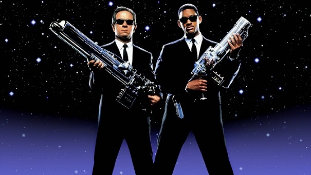 Em MIB – Homens de Preto, Tommy Lee Jones e Will Smith trabalhavam como protetores planetários em uma agência espacial