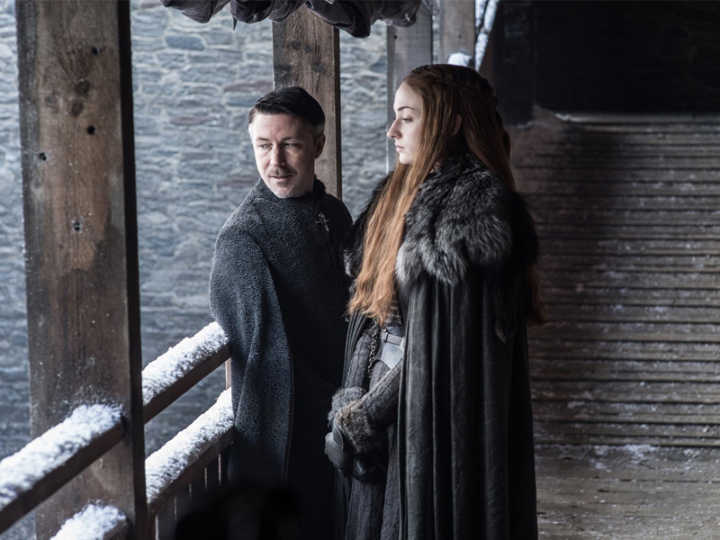 Mindinho e Sansa Stark na sétima temporada de Game of Thrones