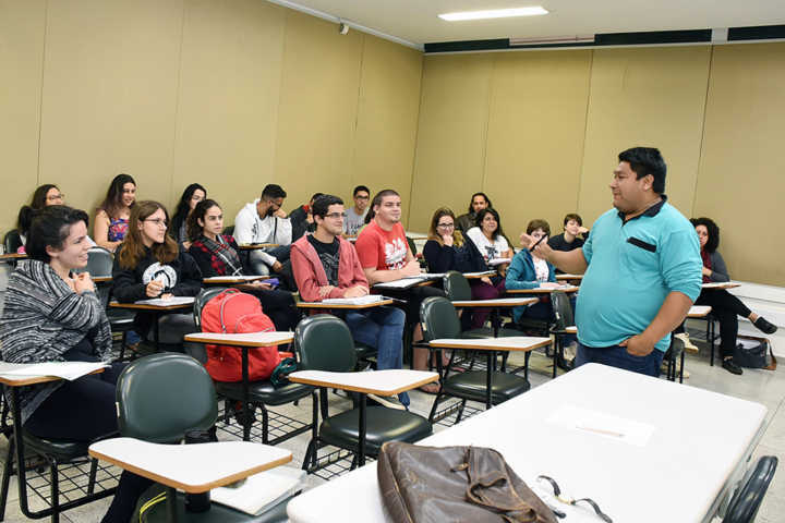 Professor Selvino Kókáj Amaral em sala de aula no Instituto de Estudos da Linguagem