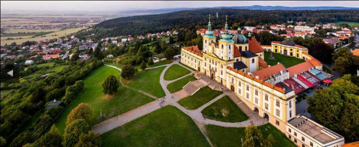 Vista panorâmica da basílica barroca da Visitação da Virgem Maria