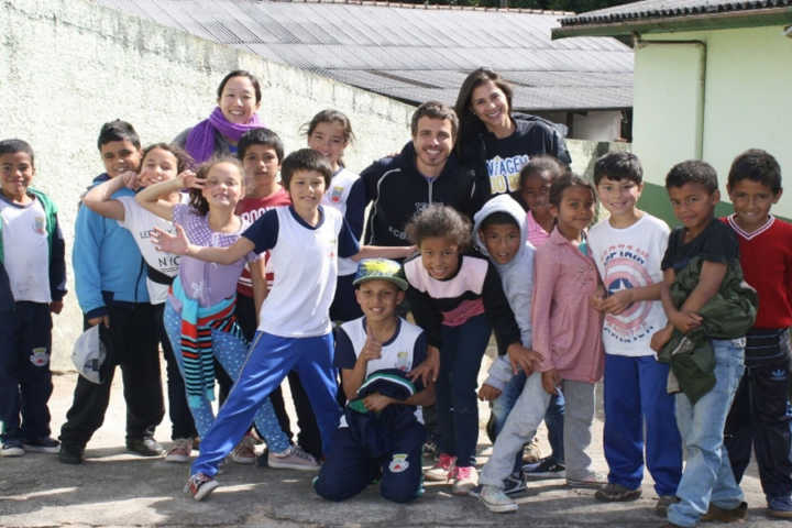 Crianças beneficiadas pela Viagem do Bem e Eduardo Pacífico, Diretor da Gaia+