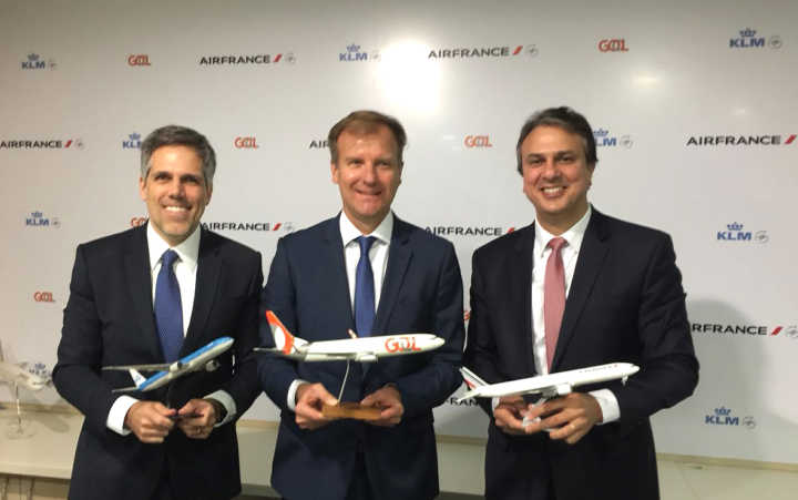 O presidente da Gol, Paulo Sérgio Kakinoff, Jean Mark Pouchol, diretor da Air France-KLM para América do Sul, e o governador do Ceará, Camilo Santana, em São Paulo, no anúncio do hub