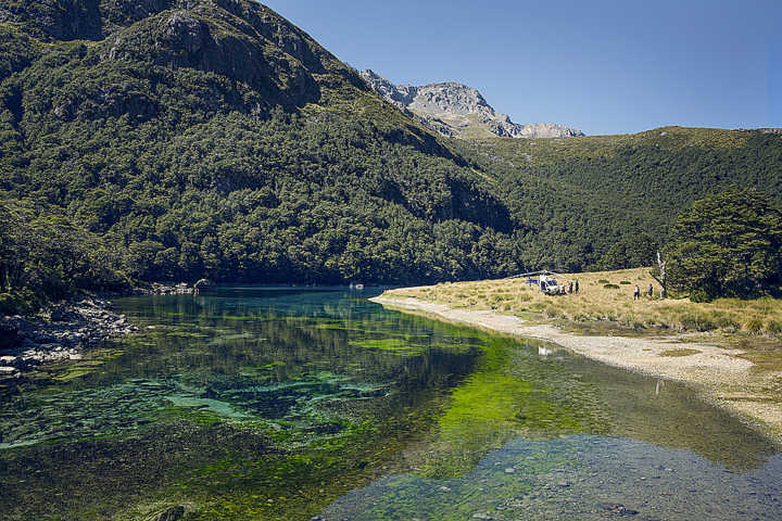 O parque nacional, criado em 1956, abrange cerca de 1020 km² e é popular para acampar, caminhar e pescar