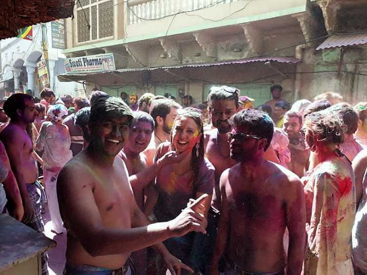 Com indianos que conheci durante o Holi Festival