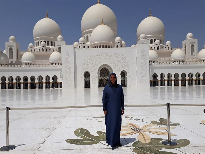 Visita à Mesquita em Abu Dhabi: roupas são emprestadas gratuitamente