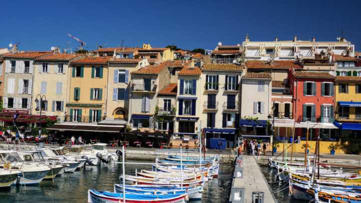 Sobrados com as suas janelas coloridas, floreiras reinando na sua estação preferida