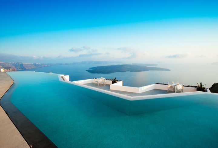 O Grace Santorini é um hotel boutique exclusivo com quartos estilosos e uma piscina de borda infinita com vista para o mar
