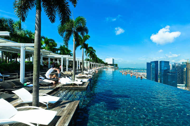 A piscina do Marina Bay Sands é a maior de borda infinita localizada em um rooftop do mundo