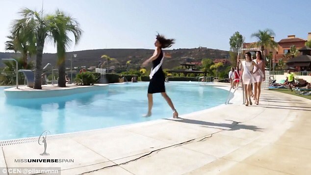 Gira, pião! Miss Espanha perde o equilíbrio e cai na piscina do concurso