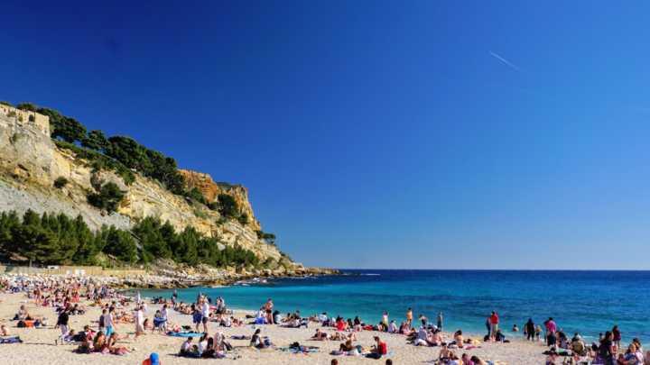 Praia em meio aos calanques