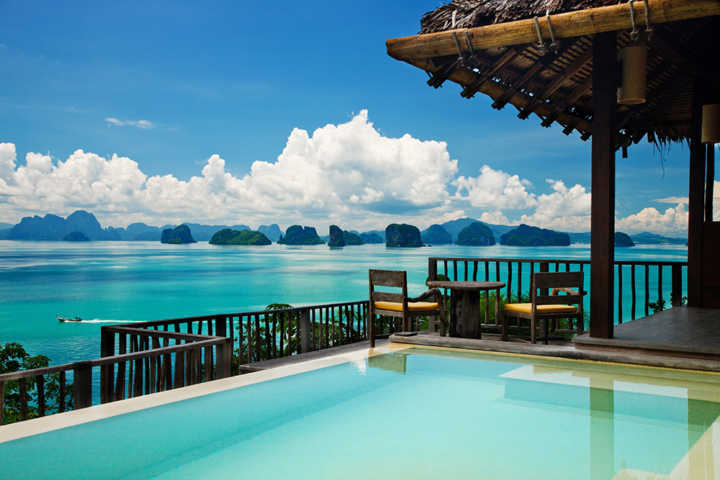 Com vista da Baía de Phang Nga, as espaçosas villas oferecem piscinas particulares, uma linda piscina externa