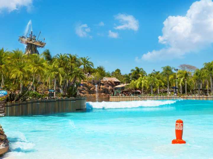 O Typhoon Lagoon é o mais antigo e popular parque aquático da cidade