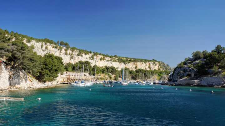 As falésias com suas cores terrosas, parecem disputar com o mar para ver quem leva a melhor.