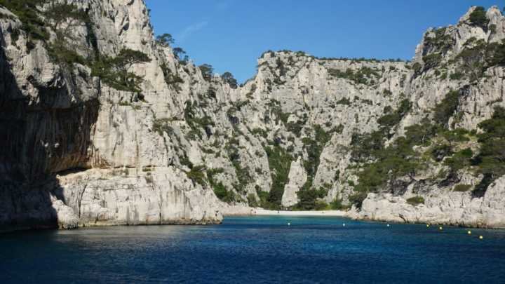 As paredes rochosas dos calanques escondem baias estreitas