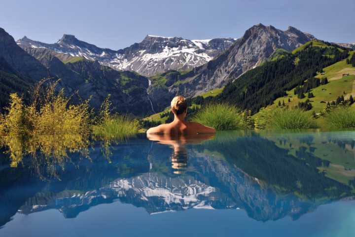 Não importa o clima, as águas convidativas da piscina aquecida do hotel estão esperando por você