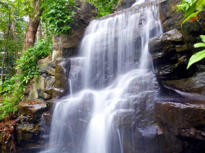 Aproveite o calor em uma cachoeira!