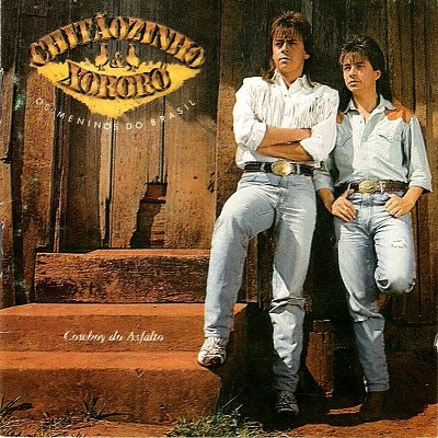 Capa de”Cowboy do Asfalto”, da dupla Chitãozinho & Xororó: “Evidências” fez parte do álbum de 1990