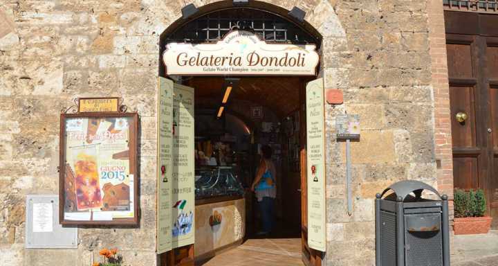Fachada da Gelateria Dondoli, em San Gimignano, na Toscana