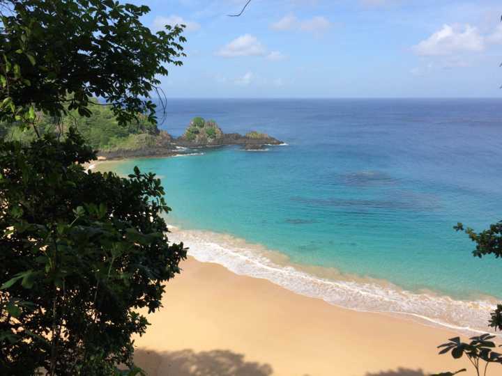 Vista de uma das praias de Fernando de Noronha