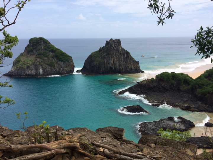 Morro Dois Irmãos, um dos cartões-postais de Fernando de Noronha