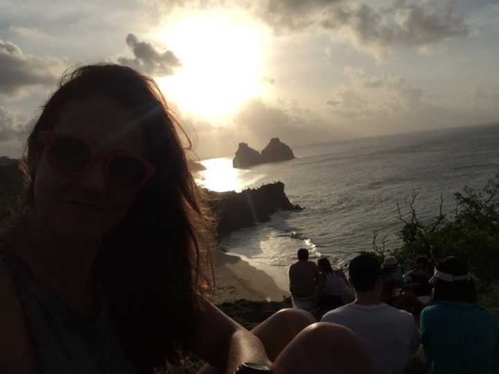 Contemplar o pôr do sol em Noronha é item obrigatório