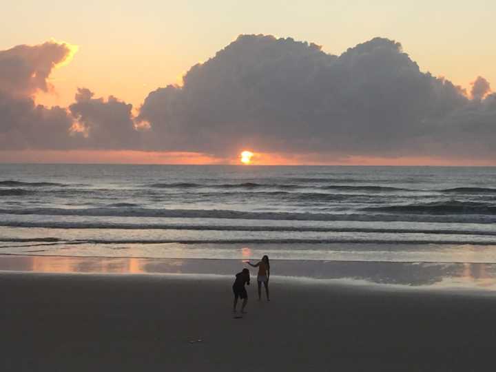 O nascer do sol na Praia dos Milionários