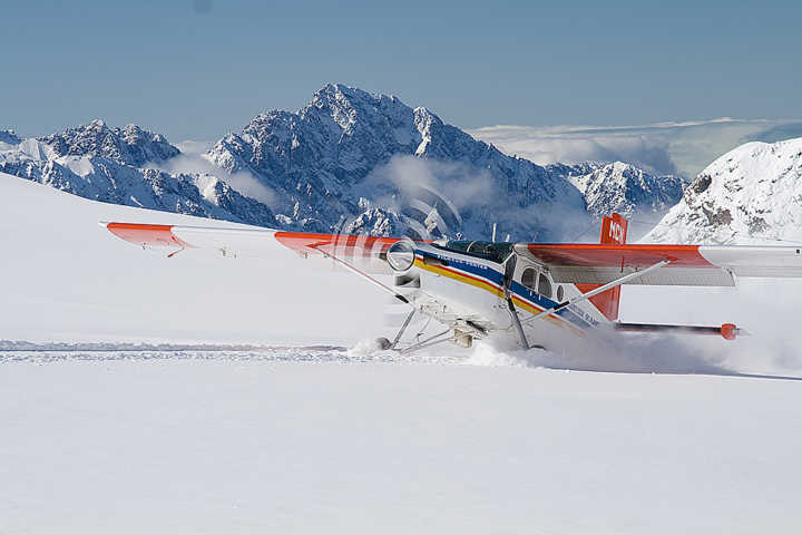 Avião pousa na geleira de Tasman, em Hochstetter Icefall